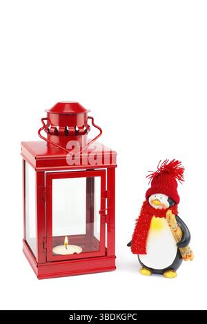 Rote Laterne mit Pinguin Figur zu Weihnachten isoliert auf weißem Hintergrund Stockfoto
