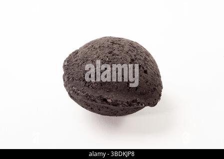 Ein Stück Holzkohle auf weißem Grund Stockfoto