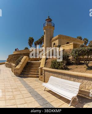 Roquetas de Mar, Spanien - 2. März 2022: Blick auf den Leuchtturm von Roquetas de Mar an der Küste Andalusiens Stockfoto