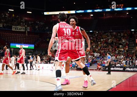 Leandro Bolmaro (EA7 Emporio Armani Olimpia Milano) und Zach Leday (EA7 Emporio Armani Olimpia Milano) Stockfoto