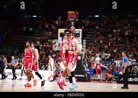 Leandro Bolmaro (EA7 Emporio Armani Olimpia Milano) und Zach Leday (EA7 Emporio Armani Olimpia Milano) Stockfoto