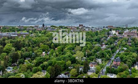 Ithaca, NY, USA - 24. Mai 2025 - Luftbild der Umgebung am Nachmittag, Abschluss, Beginn. Stockfoto