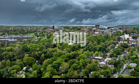 Ithaca, NY, USA - 24. Mai 2025 - Luftbild der Umgebung am Nachmittag, Abschluss, Beginn. Stockfoto