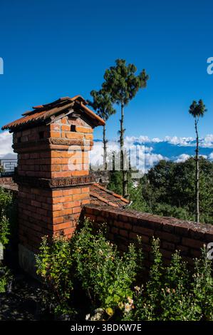 Nepal: Blick auf den Himalaya bei Sonnenaufgang mit dem Mount Everest und anderen Gipfeln des Himalaya von einer Terrasse im Dorf Nagarkot Stockfoto