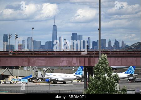 Blick auf das One World Trade Center hinter United Airlines Passagierflugzeugen, die am Flughafen Newark Liberty International Airport geparkt sind, da weniger Flugzeuge und Passagiere während der Memorial Day-Feiertage am 24. Mai 2025 reisen. Der Passagierverkehr war rückläufig, da die Nachfrage nach einer Reihe von Störungen des Flugverkehrs zurückging; Radar- und Kommunikationssysteme waren dunkel geworden, und Fluglotsen meldeten Verwirrung und Gefahrenbedingungen für den ein- und Ausflug des Flughafens. (Foto: Anthony Behar/SIPA USA) Stockfoto