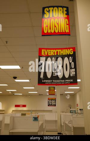 Ladenschließschilder im Kaufhaus Hudson's Bay im Village Green Shopping Centre in Vernon, BC. Stockfoto