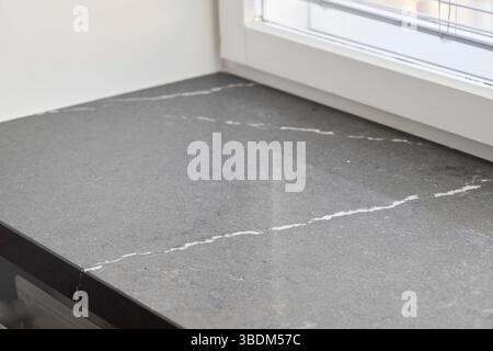 Eine elegante Arbeitsplatte aus dunklem Stein mit wunderschönen weißen Adern für moderne Innenräume Stockfoto