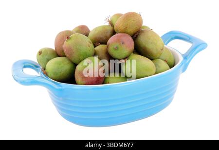 Gericht gefüllt mit Reifen Kiwis-Beeren auf weißem Hintergrund Stockfoto