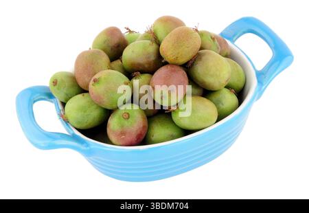 Gericht gefüllt mit Reifen Kiwis-Beeren auf weißem Hintergrund Stockfoto