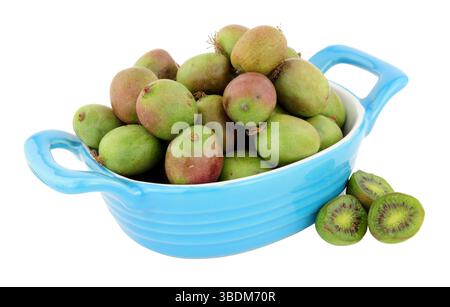 Gericht gefüllt mit Reifen Kiwis-Beeren auf weißem Hintergrund Stockfoto