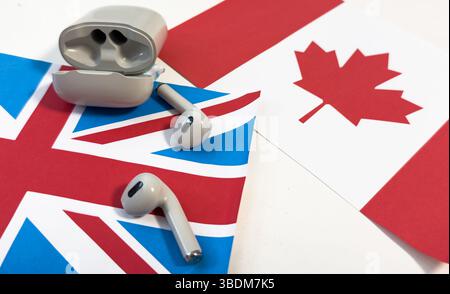 Kopfhörer auf britischer Flagge – britisches Musik- und Audiotechnologiekonzept Stockfoto