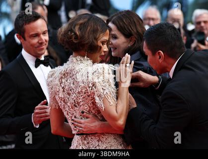 Cannes, Frankreich. Mai 2025. Die französische Schauspielerin und Jury-Präsidentin des 78. Filmfestivals von Cannes Juliette Binoche (2. R) und Jurymitglied, US-Schauspielerin Halle Berry (2. L) treffen am 24. Mai 2025 auf den roten Teppich der Abschlusszeremonie der 78. Ausgabe der Filmfestspiele in Cannes, Südfrankreich, ein. Quelle: Gao Jing/Xinhua/Alamy Live News Stockfoto