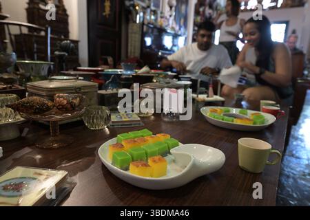 Singapur. Mai 2025. Die Menschen genießen peranakan-Desserts während eines Kulturerbes-Festivals im Intan, einem Museum zur peranakan-Kultur in Singapur am 11. Mai 2025. Die Baba-Nyonya, oder Peranakaner, sind Nachkommen chinesischer Einwanderer, die sich mit lokalen Malaien vermählt haben und eine eigene kulturelle Identität schaffen. Männliche Nachkommen werden „Baba“ genannt, weibliche Nachkommen „Nyonya“. Quelle: Dann Chih Wey/Xinhua/Alamy Live News Stockfoto
