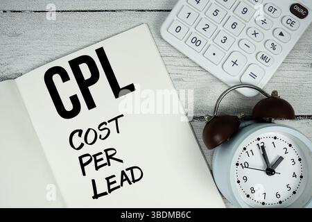 CPL-Kosten pro Lead-Text auf Notizbuchseite mit Wecker und Taschenrechner auf hölzernem Hintergrund Stockfoto
