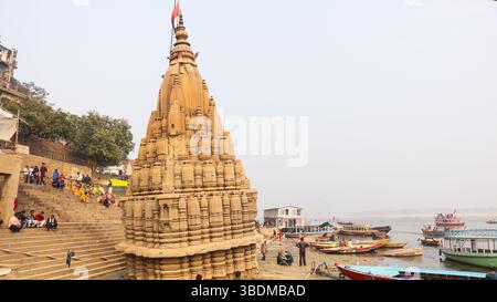 Indien, Uttar Pradesh, Varanasi, Ratneshwar Mahadev Tempel, das schiefe Wunder von Varanasi, Manikarnika Ghat. Stockfoto