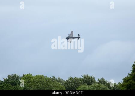 Der Battle of Britain Memorial Flight (Offizieller Flug) Avro Lancaster PA474 überquert den Prescott Hill Climb in Cheltenham Stockfoto