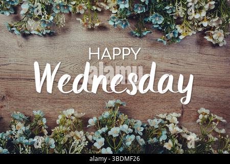 Happy Wednesday Textnachricht mit Blumendekoration auf hölzernem Hintergrund Stockfoto