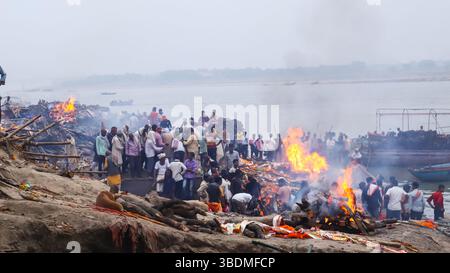 Indien, Varanasi, die Zeremonie der Einäscherung im Manikarnika Ghat, bekannt als einer der heiligsten Einäscherungsanlagen, am Ufer des Ganges. Stockfoto
