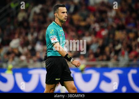 Mailand, Italien. Mai 2025. Daniele Rutella (Schiedsrichterin) während des italienischen Meisterschaftsspiels Serie A zwischen AC Mailand und AC Monza am 25. Mai 2025 im San Siro Stadion in Mailand. Quelle: Luca Rossini/E-Mage/Alamy Live News Stockfoto