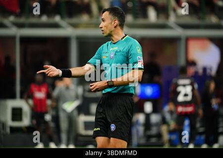 Mailand, Italien. Mai 2025. Daniele Rutella (Schiedsrichterin) während des italienischen Meisterschaftsspiels Serie A zwischen AC Mailand und AC Monza am 25. Mai 2025 im San Siro Stadion in Mailand. Quelle: Luca Rossini/E-Mage/Alamy Live News Stockfoto