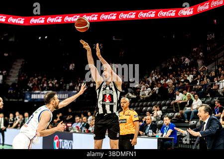 ISTANBUL, TÜRKEI - 24. Mai 2025: DUSTIN SLEVA #14 von Besiktas Fibabanka in Aktion während der Turkiye Sigorta Basketball Super League (BSL) reguläre Saison Runde 28 Spiel zwischen Anadolu Efes und Besiktas Fibabanka im Basketball Development Center. Quelle: Ahmetozkanphotography/Alamy Live News Stockfoto