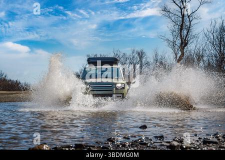 Off-Road-Touristenautos fahren Off-Road in den Highlands. Expeditionsreisen und Urlaub, Abenteuer in abgelegenen Gegenden. Stockfoto