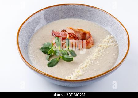 Verschiedene Suppenschüsseln. Viele Geschmacksrichtungen der Suppen Sammlung Set. Pilzsuppe, Hühnersuppe, Kürbissuppe, Garnelen, Rindfleisch, Gemüse, Krabben. Einstellen Stockfoto