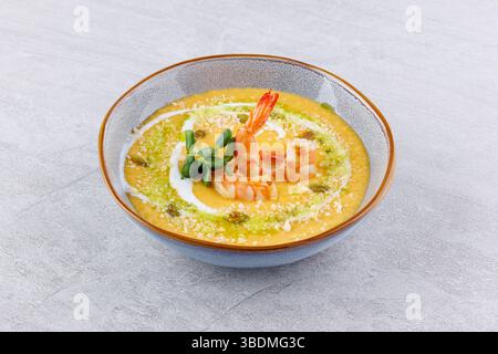 Verschiedene Suppenschüsseln. Viele Geschmacksrichtungen der Suppen Sammlung Set. Pilzsuppe, Hühnersuppe, Kürbissuppe, Garnelen, Rindfleisch, Gemüse, Krabben. Einstellen Stockfoto
