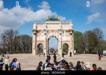 Die Touristengruppe versammelte sich vor dem Arc de Triomphe du Carrousel am Place du Carrousel in Paris, Frankreich Stockfoto