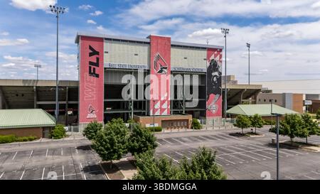 Aus der Vogelperspektive des Scheumann Stadions in Muncie, Indiana, zeigt eine lebhafte Fußballarena, Heimstadion der Ball State Cardinals, mit 22.500 Sitzplätzen und umliegenden ca. Stockfoto