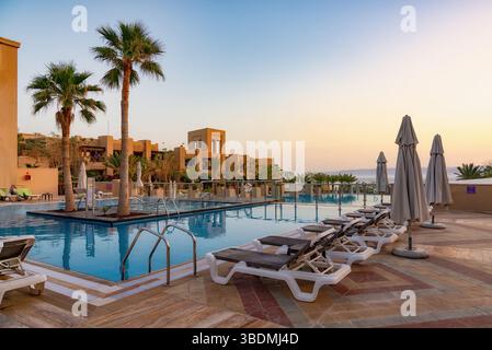 Sweimeh, Jordanien - 07. April 2015: Luxusresort am Toten Meer mit eleganter Architektur, ruhigem Wasser und atemberaubender Aussicht Stockfoto