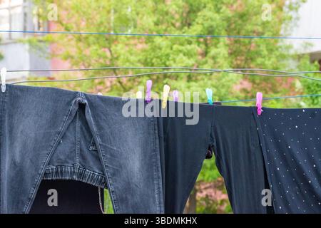 Seil mit sauberer Kleidung im Freien am Tag der Wäsche Stockfoto