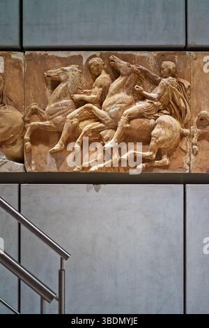 Detail aus dem Parthenon Western Frieze, der Männer auf dem Pferd zeigt, die an den Panathenaischen Spielen teilnahmen, in klassischem Marmorrelief. Stockfoto