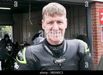 TT-Gewinner, britischer Superbike-Fahrer, Ian Hutchinson. Porträt, aufgenommen hinten am Oulton Park pis 2025 Stockfoto