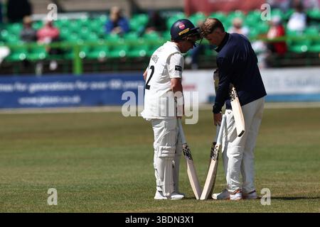 Leicester, Vereinigtes Königreich, Leicester, Upton Steel County Ground, 25. Mai 2025, Lancashire's Marcus Harris (links) wechselt seinen Schläger während des dritten Tages der Rothesay County Championship Division 2 zwischen dem Leicestershire County Cricket Club und dem Lancashire County Cricket Club, Upton Steel County Ground Leicester. Stockfoto