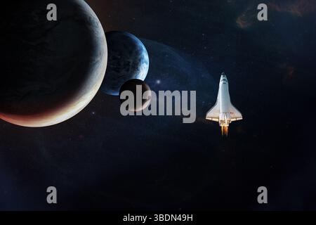 Space Shuttle im Weltraum mit außerirdischen Planeten. Elemente dieses Bildes, bereitgestellt von der NASA. Stockfoto