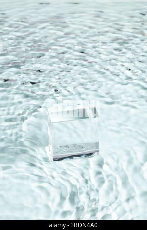Showcase für Hautpflege und Kosmetik-Produkte Standfotografie für Online-Marketing mit Kristallwürfeln im Wasser. Minimaler Hintergrund. Stockfoto