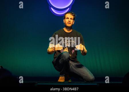 AMSTERDAM: Henry van Loon auf der Bühne des Königlichen Theaters Carre. Das Theater veranstaltet einen 750-minütigen Kabarett-Marathon mit fast 30 Komikern zu Ehren des 750. Jahrestages der Stadt Amsterdam. ANP DINGENA MOL niederlande Out - belgien Out Stockfoto