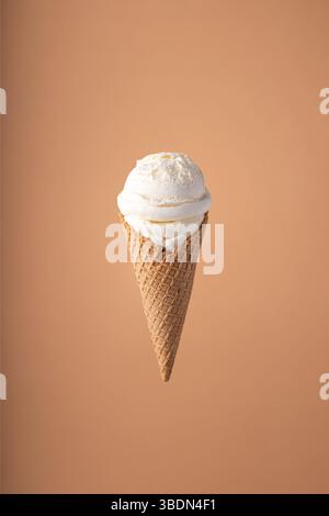 Eiskugel mit Eiskegel auf hellem Hintergrund. Minimales Sommerkonzept. Stockfoto