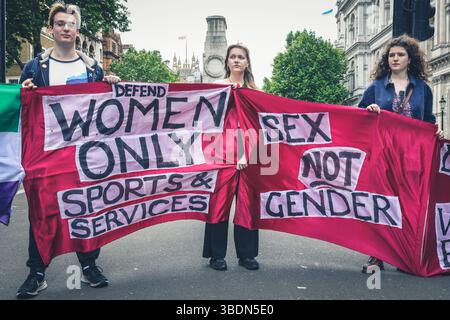 London, Großbritannien. Mai 2025. Eine kleine Gruppe von Gegenprotestierenden gegenüber der Downing Street in Whitehall. Organisationen, die sich für die Rechte von Trans-Rechten einsetzen, wie Strive (Standing forTrans Rights Inklusion and Visibility Everywhere), haben einen marsch durch die Londoner Innenstadt nach Whitehall in Westminster organisiert. Weitere Kundgebungen finden an anderen Orten statt, als Reaktion auf das Urteil des Obersten Gerichtshofs über die rechtliche Definition einer Frau. Quelle: Imageplotter/Alamy Live News Stockfoto