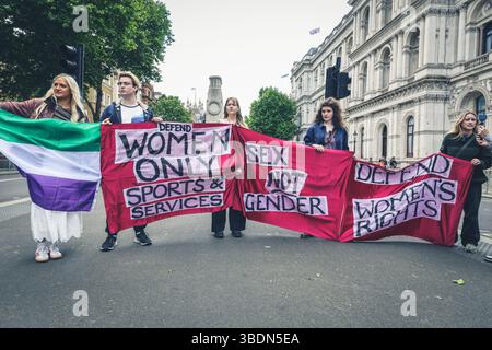 London, Großbritannien. Mai 2025. Eine kleine Gruppe von Gegenprotestierenden gegenüber der Downing Street in Whitehall. Organisationen, die sich für die Rechte von Trans-Rechten einsetzen, wie Strive (Standing forTrans Rights Inklusion and Visibility Everywhere), haben einen marsch durch die Londoner Innenstadt nach Whitehall in Westminster organisiert. Weitere Kundgebungen finden an anderen Orten statt, als Reaktion auf das Urteil des Obersten Gerichtshofs über die rechtliche Definition einer Frau. Quelle: Imageplotter/Alamy Live News Stockfoto