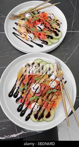 Pfannkuchen mit Lachs. Roter Fisch. Ein Gericht zum Frühstück in einem Restaurant. Köstlich. Stockfoto