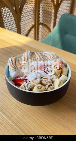 Pfannkuchen mit Sahne und Erdbeeren. Frühstück. Menü im Café. Stockfoto