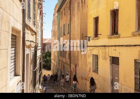 Alte französische Häuser schmale Straße in Le Panier Viertel von Marseille, Frankreich Stockfoto