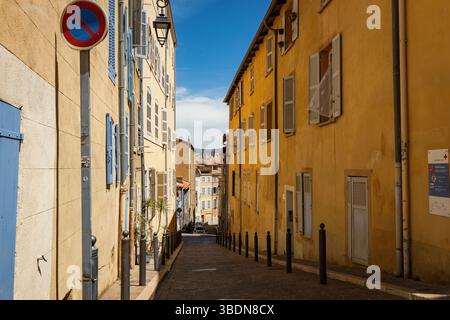 Alte französische Häuser schmale Straße in Le Panier Viertel von Marseille, Frankreich Stockfoto
