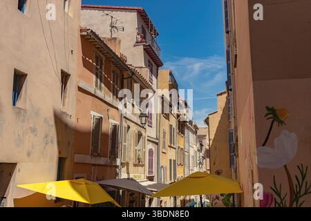 Alte französische Häuser schmale Straße in Le Panier Viertel von Marseille, Frankreich Stockfoto
