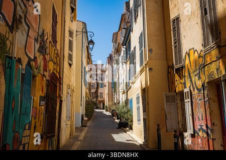 Alte französische Häuser schmale Straße in Le Panier Viertel von Marseille, Frankreich Stockfoto