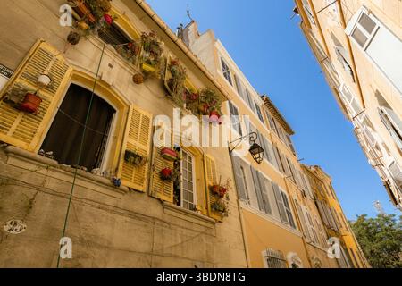 Alte französische Häuser schmale Straße in Le Panier Viertel von Marseille, Frankreich Stockfoto