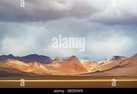 Beeindruckende Gebirgszüge mit dem erstaunlichen graubewölkten Himmel des Andenplateaus, Potosi-Departement Bolivien, Südamerika Stockfoto