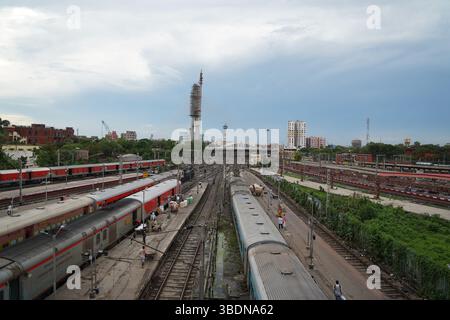Kolkata, Indien - 25. Mai 2025: Eine einpylonhaltige Seilbahn über die Brücke (ROB) ragt über die GT Road und die Bahngleise in der Nähe der Howrah Station und ersetzt die fast Jahrhunderte alte Chandmari Bridge, im Volksmund als Bangal Babu Bridge bekannt. Die 1933 erbaute 60 Meter lange Bowstring-Brücke hat lange zu Staus geführt, unter der nur 12 Gleise hindurch verlaufen. Die neue 607 Meter lange, vierspurige Brücke, die von der taiwanesischen Firma Weicon entworfen und von SP Singla Construction Pvt Ltd für 174 ₹gebaut wurde, soll im Dezember 2025 eröffnet werden. Mit einem orthotropen Stahltrapez wird der Abstand auf 134 Meter erhöht Stockfoto